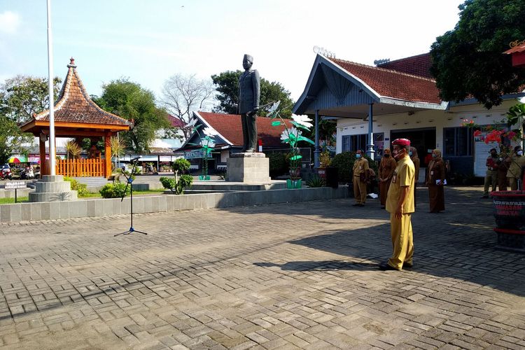 Sejumlah pegawai Pemerintah Kota Blitar mengikuti gladi resik upacara gerebek Pancasila di halaman Istana Gebang di Jalan Sultan Agung, Kota Blitar, Senin (31/5/2021). Upacara gerebek Pancasila merupakan bagian dari rangkaian acara Bulan Bung Karno 2021 mulai 31 Mei hingga 3 Juli.