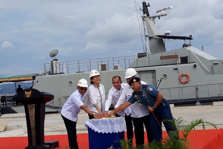 Menteri Keuangan RI, Sri Mulyani Indarwati bersama Menteri Pekerjaan Umum dan Perumahan Rakyat, gubernur Maluku, dan komandan Lantamal IX Ambon saat meresmikan pengoperasian Dermaga TNI AL di kawasan Lateri Ambon, Rabu (9/1/2019)