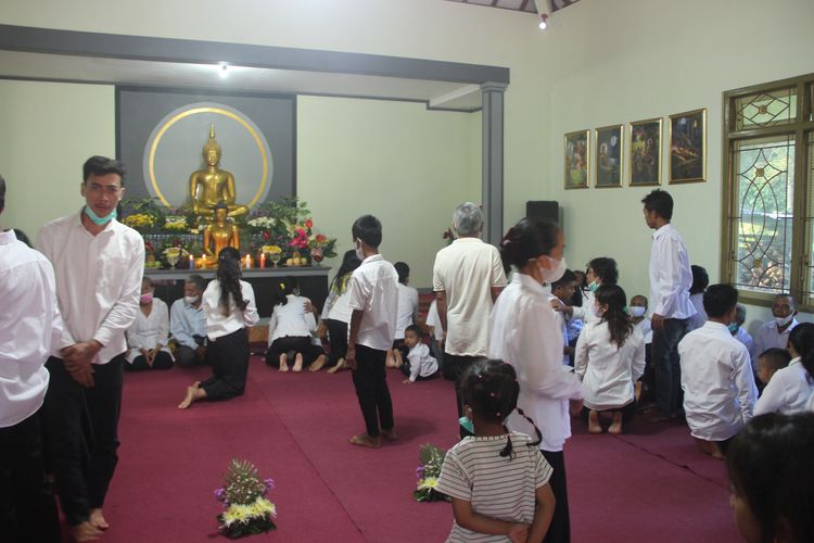 Tradisi sungkeman dalam perayaan Waisak di Vihara Widya Loka, Dusun Ngroto, Sumogawe, Getasan, Kabupaten Semarang, Jawa Tengah. Gambar diambil pada Senin (16/5/2022).