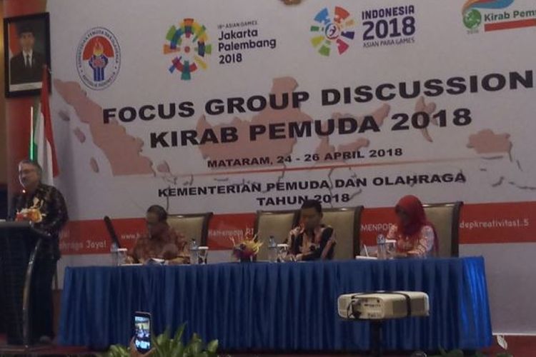 Deputi Pemberdayaan Pemuda Kemenpora, Prof. Faisal Abdullah saat membuka Focus Group Discussion (FGD) Kirab Pemuda 2018 di Mataram, NTB, Selasa (24/4) malam.

