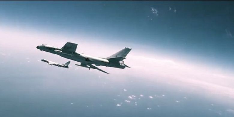 Sebuah pesawat pembom H-6 tampil dalam video propaganda militer China. Sayangnya, film itu diejek karena mencomot adegan dalam film Hollywood.
