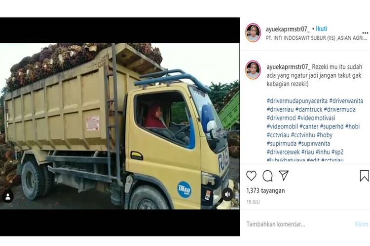 Ayu Eka Pramestari tengah mengendai truk mengangkut sawit