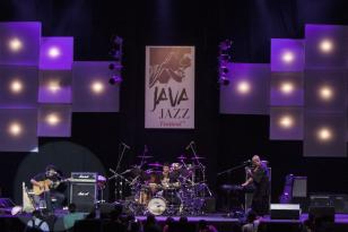 Penampilan Ivan Nestorman,Gilang Ramadhan dan Deytri Aritonang Adi Dharmawan pada panggung Java Jazz Festival 2014 di JIExpo Kemayoran, Jakarta Pusat, Sabtu (1/3/2014). Pada gelaran yang berlangsung dari tanggal 28 Februari sampai 2 Maret ini selain musisi Indonesia, juga akan menampilkan musisi jazz dunia seperti Natalie Cole dan Dave Coz. KOMPAS IMAGES/VITALIS YOGI TRISNA