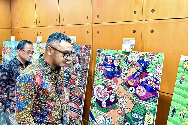 Giring Ganesha, Wakil Menteri Kebudayaan Republik Indonesia, melihat-lihat deretan karya ilustrasi yang menampilkan kekayaan budaya tempe, pada Seminar Budaya Tempe bertajuk “Tempe: Dari Kearifan Lokal Menjadi Sajian Global” di Jakarta, Jumat (19/12/2025)