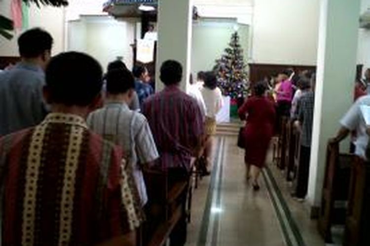 Misa di Gereja Ayam

Ratusan Jemaat melaksanakan misa Natal pagi di GPIB PNIEl atau Gereja Ayam yang terletak Jalan Samanhudi, Pasar Baru, Jakarta (25/12/2013).Kompas.com/Ummi Hadyah Saleh