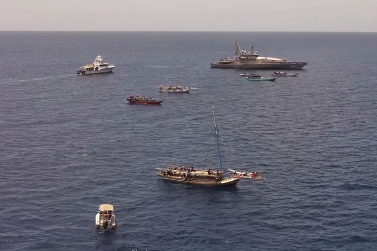 Kapal patroli HMAS Larrakia bergabung dengan kapal otoritas perikanan Australia lainnya dalam mencegat kapal ilegal di lepas pantai barat laut Australia.