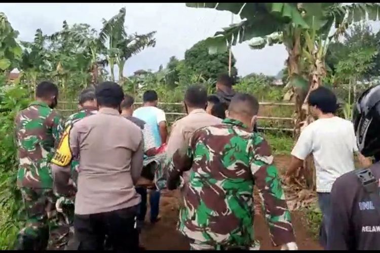 Jenazah seorang anggota TNI di Kabupaten Gowa, Sulawesi Selatan yang tewas disambar petir tenggah dievakuasi oleh aparat gabungan TNI-Polri. Selasa, (19/10/2021).