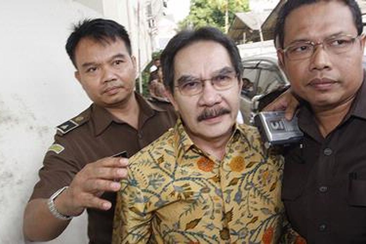 Terdakwa pembunuhan Direktur PT Putra Rajawali Banjaran, Antasari Antasari Azhar mendapatkan pengawalan ekstra ketat dari aparat Kepolisian saat tiba di Pangadilan Negeri Jakarta Selatan, Kamis (11/02/2010). Dalam persidangan ini majelis akan membacakan putusan vonis. JPU menuntut Antasari dengan hukuman mati.