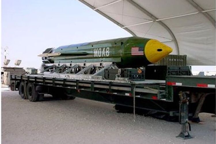 GBU-43/B seperti ini dijatuhkan di kompleks terowongan di distrik Achin, Afghanistan, kata Pentagon.