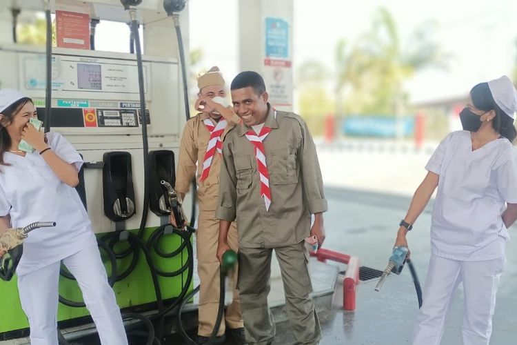 Para petugas Stasiun Pengisian Bahan bakar Umum (SPBU) Oebobo Fatululi, Kecamatan Oebobo, Kota Kupang, Nusa Tenggara Timur (NTT), mengenakan kostum beraneka ragam saat melayani pembeli BBM, Jumat (10/11/2023).