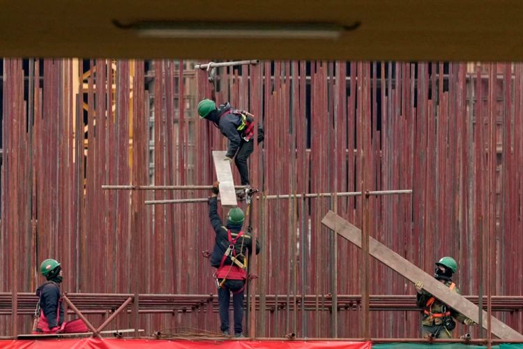 Pekerja Vietnam di lokasi pembangunan pabrik ban mobil China pertama di Eropa dekat kota Zrenjanin, Serbia utara, 50 kilometer utara Belgrade, Serbia, Kamis, 18 November 2021.