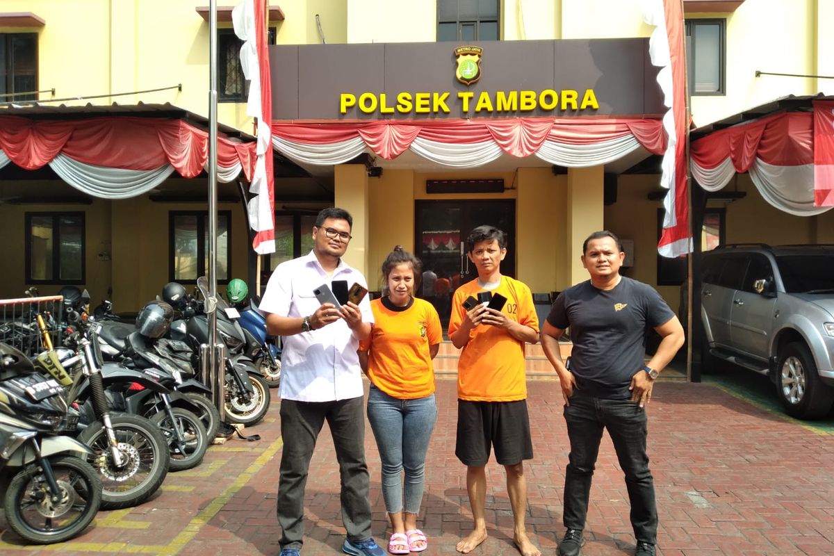 Sepasang kekasih ditangkap jajaran Polsek Tambora usai menipu dan menggasak ponsel milik sopir taksi online di kawasan Jakarta Barat. 