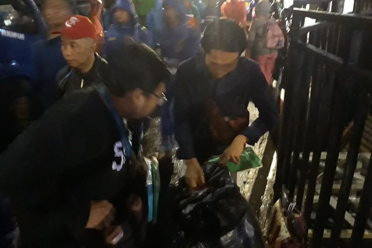 Agus penjualn jas hujan mantel di sekitar panggung utama Bunderan HI, Selasa (31/12/2019)