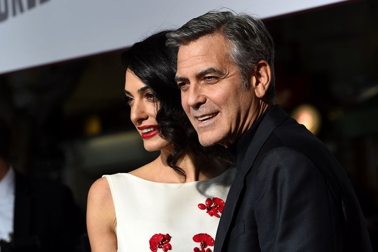 Pasangan George dan Amal Clooney menghadiri sebuah acara di Regency Village Theatre, Westwood, California, pada 1 Februari 2016.

