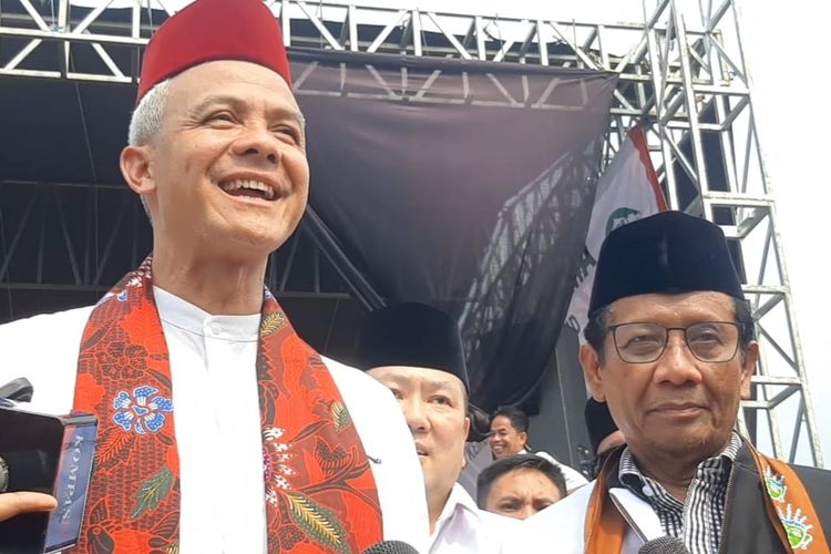 Calon presiden dan wakil presiden nomor urut 3, Ganjar Pranowo-Mahfud MD, memberikan keterangan pers seusai kampanye di kawasan Pulogebang, Jakarta, Sabtu (6/1/2024).