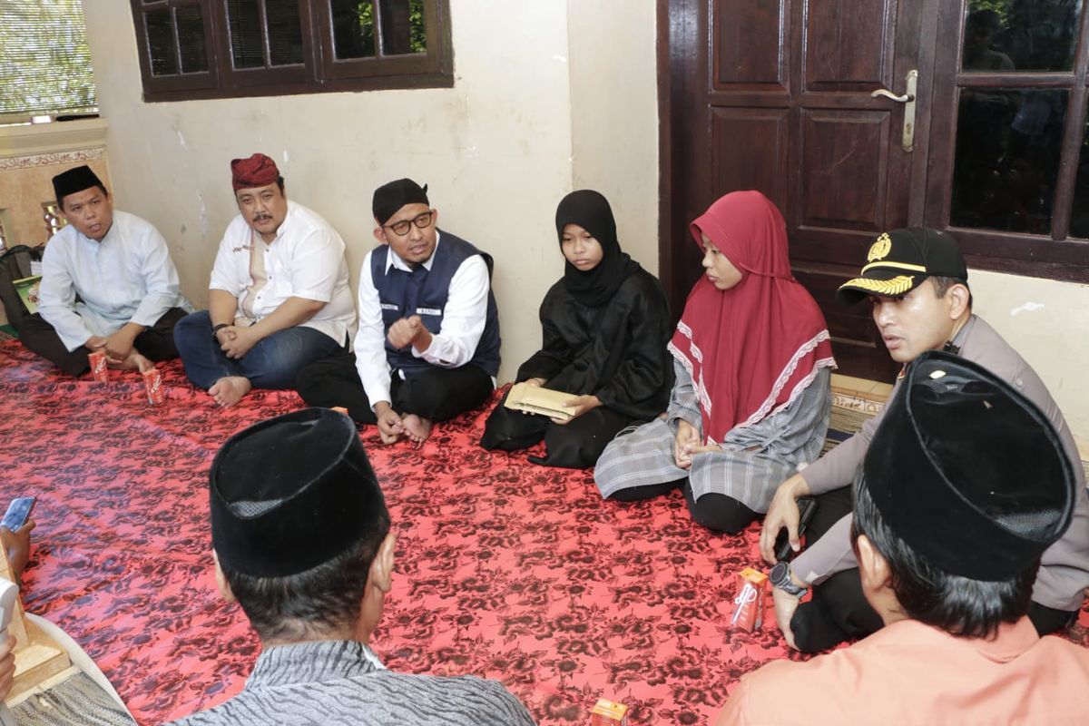 Bupati Sumenep Achmad Fauzi saat memberikan bantuan kepada dua anak dari korban korban kebakaran depo Pertamina Plumpang asal Kabupaten Sumenep, Jawa Timur