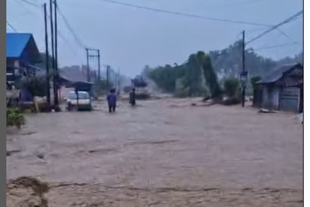 Empat orang tewas dan ribuan rumah terendam banjir di Tapanuli Tengah, Sumatera Utara, Selasa (25/11/2025). 