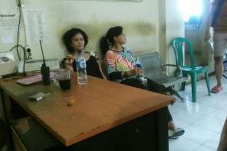 Korban KDRT di Manado yang disiksa suaminya hingga mengalami gangguan jiwa saat melapor ke Mapolresta Manado didampingi suaminya.