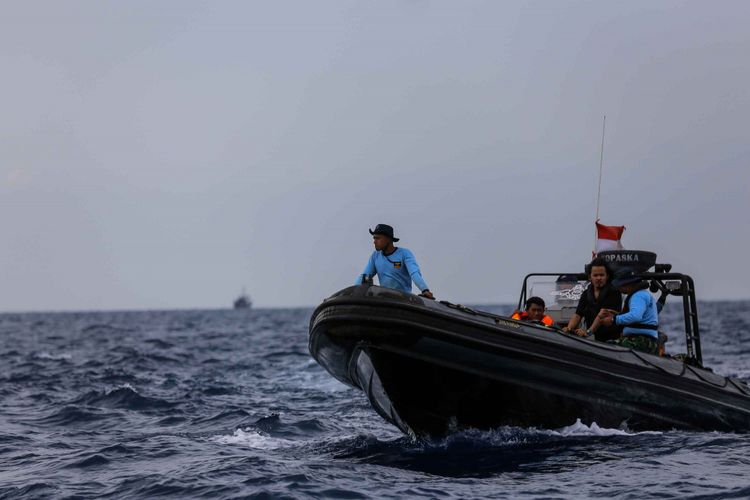 Petugas dari kesatuan komandan pasukan katak (Kopaska) melakukan patroli di lokasi kejadian jatuhnya pesawat Lion Air JT 610 di perairan Karawang, Pantai Tanjung Pakis, Jawa Barat, Selasa (30/10/2018).