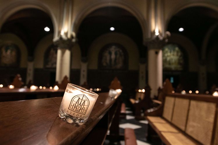 Lilin menyala pada perayaan misa kedua Malam Paskah di Gereja Katedral Jakarta, Sabtu (11/4/2020). Untuk memutus penyebaran wabah Covid-19, Umat Katolik menjalani pekan Tri Hari Suci secara daring melalui siaran televisi maupun streaming.