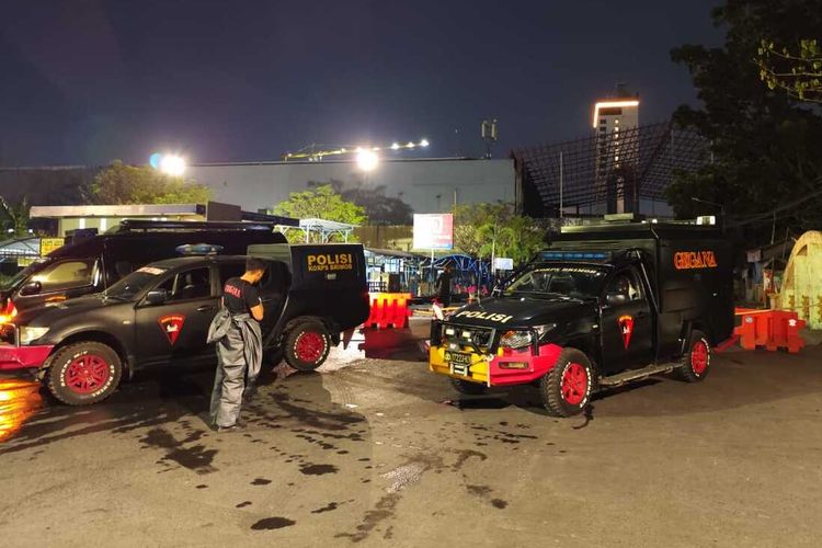 TIM GEGANA: Kendaraan tim Gegana Satbrimob Polda Sulsel yang dikerahkan ke lokasi kebocoran gas di Jalan Pandang, Kecamatan Panakkukang, Kota Makassar, Sulsel, Rabu (18/9/2024) dini hari.