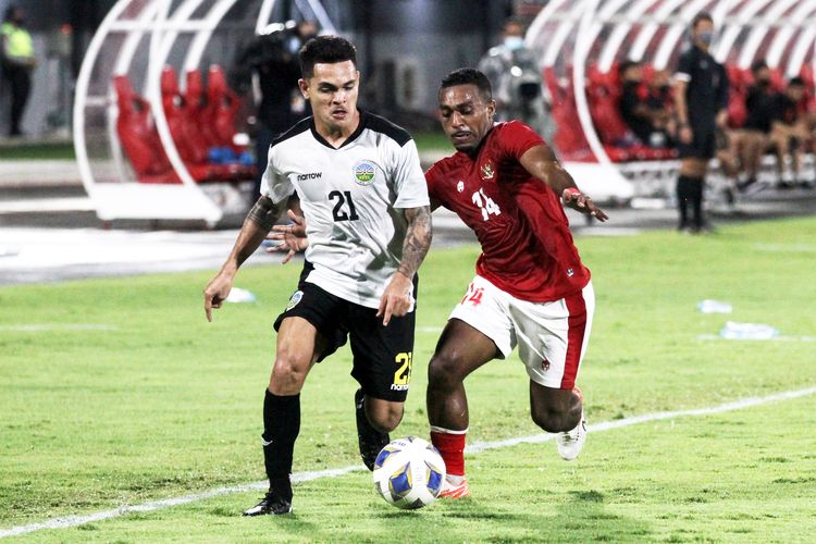 Pemain Timnas Indonesia Terens Puhiri berebut bola dengan pemain Timor Leste Paulo Gali Freitas saat ujicoba dalam rangka FIFA Matchday yang berakhir dengan skor 4-1 di Stadion Kapten I Wayan Dipta Gianyar, Kamis (27/1/2022) malam.