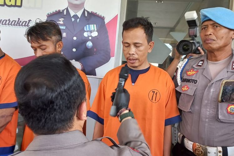 Polisi saat meminta keterangan pelaku pembobolan dinding tembok 