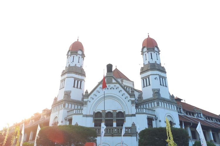 Lawang Sewu yang terletak di tengah kota sebagai simbolik Kota Semarang.