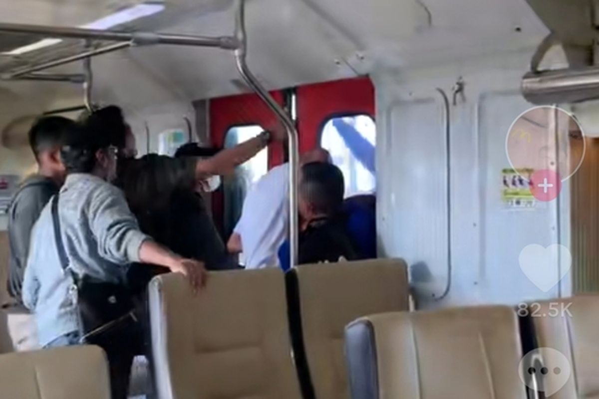 Tangkapan layar postingan akun @lolllyyyy4 di TikTok suasa a dalam KA Bandara di Stasiun Bandara Yogyakarta International Airport di Kapanewon Temon, Kabupaten Kulon Progo, Daerah Istimewa Yogyakarta. Terlihat pria berbaju putih tertahan di pintu gerbong kereta karena kepalanya terjepit pintu geser yang buka tutup.