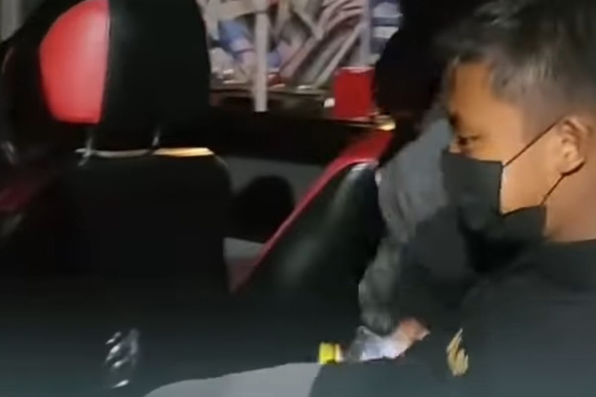 Kesembilan anak kebingungan dan kesasar naik bus Batik Solo Trans (BST), di Kota Solo, Jawa Tengah diantar polisi gunakan mobil patroli.
