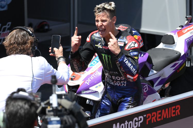 Pebalap Yamaha Fabio Quartararo merayakan kemenangannya setelah memenangi MotoGP Catalunya di Circuit de Catalunya pada Minggu 5 Juni 2022 di Montmelo di pinggiran Barcelona. Terdekat, Quartararo dijadwalkan mengikuti MotoGP Jepang 2022 yang akan dihelat di Sirkuit Twin Ring Motegi pada 23-25 September 2022.