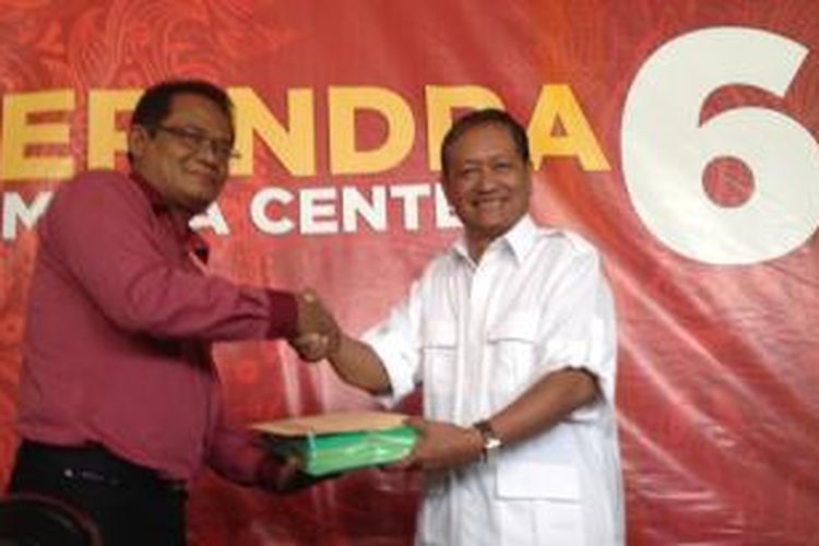 Ketua Umum Gerindra Prof. Suhardi (kanan) memberikan petisi kepada Ketua Umum Gerbang Nusantara A. Indra Buwono (kiri), di DPP Gerindra, Jl Haryono RM, Ragunan, pada Snin (7/4/2014).