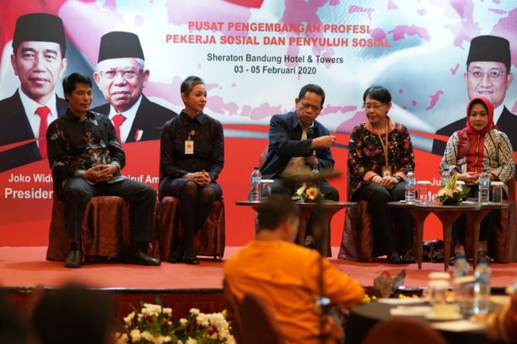 Kepala BP3S bersama Kepala Pusbangprof Peksos Pensos,Kepala Puspensos, Kepala B2P3KS Yogyakarta dan BBPPKS Yogyakarta saat diskusi panel pada acara Workshop Pendidikan Profesi Pekerja Sosial Seluruh Indonesia, di Hotel Sheraton, Bandung, 3-5 Februari 2020. 