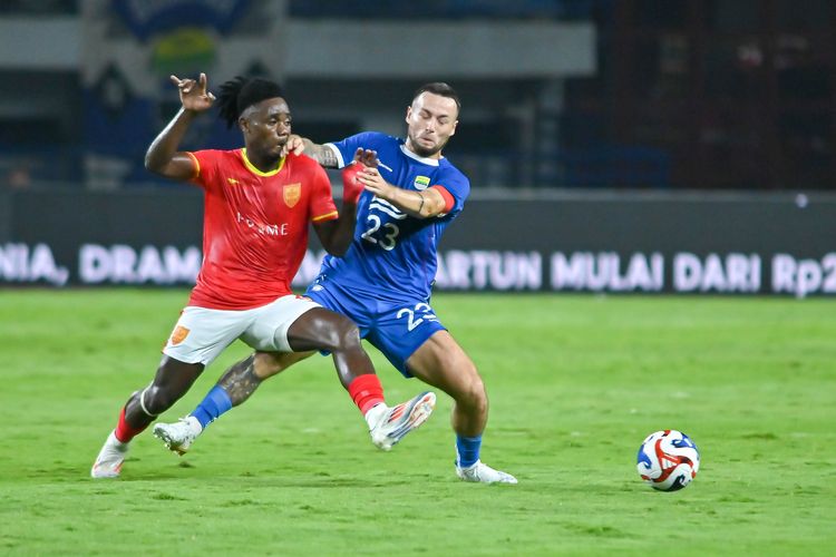 Duel kapten Persib Bandung Marc Klok melawan pemain Manila Digger FC Wamba Dilane dalam pertandingan play off AFC Champions League Two (ACL 2) 2025-2026, Rabu (13/8/2025) di Stadion Gelora Bandung Lautan Api (GBLA).