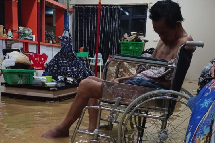 Banjir bandang menerjang Kelurahan Bumi Emas, Kecamatan Bengkayang, Kabupaten Bengkayang, Kamis (4/1/2024). 
