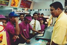 Cerita Muhammad Ali Saat Traktir Orang di Restoran McDonald's Jakarta