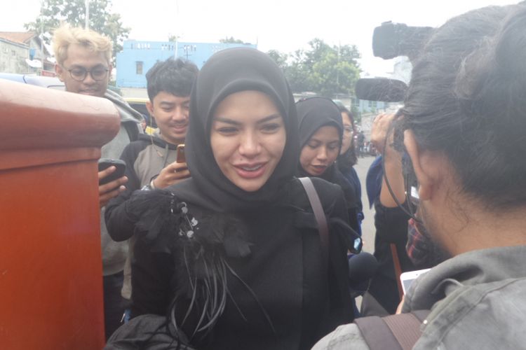 Nikita Mirzani berpose di halaman Gedung Trans, Mampang Prapatan, Jakarta Selatan, Selasa (7/8/2018).