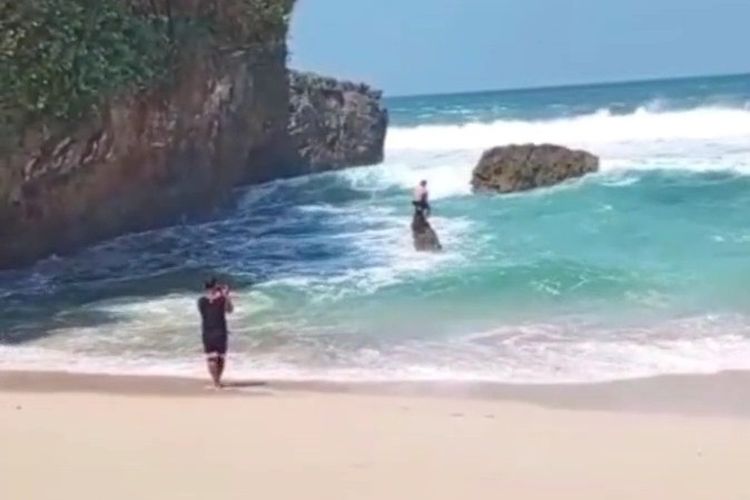 Turis Asing Nekat Renang Saat Gelombang Tinggi di Gunungkidul, Menepi Usai Ditegur Petugas