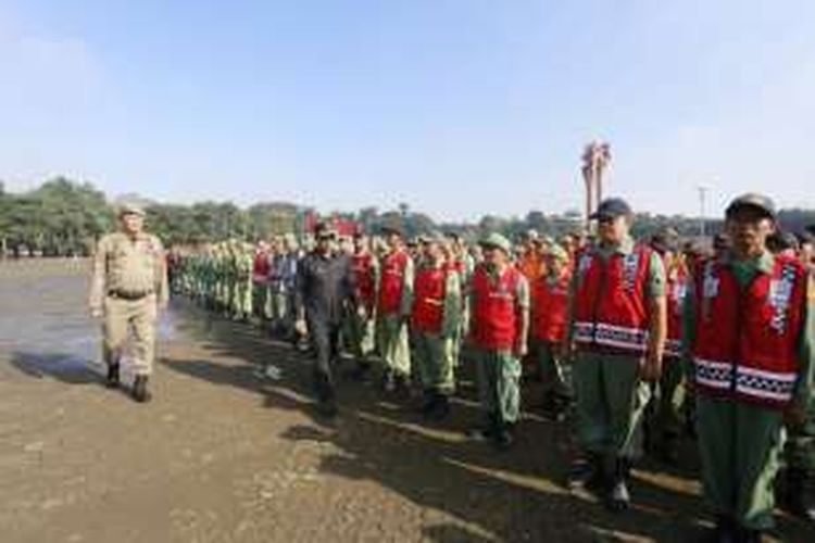 Wali Kota Bandung Ridwan Kamil saat mengontrol pasukan dalam upacara gabungan di Lapangan Tegalega, Senin (18/4/2016)