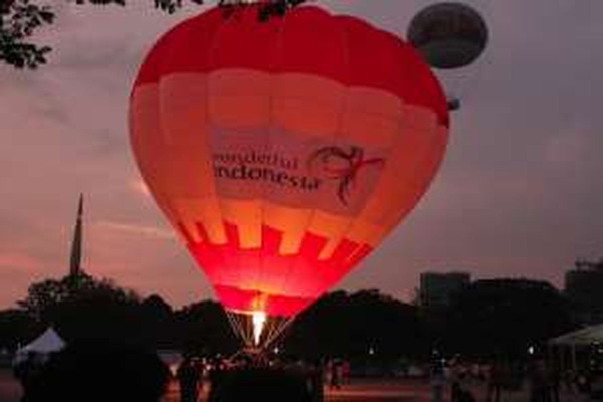 Balon Wonderful Indonesia tengah dikembangkan di Monumen Alaf Baru, Precinct, Putrajaya, Malaysia, Jumat (11/3) sore dalam rangka 8th Putrajaya International Hot Air Balloon Fiesta. 