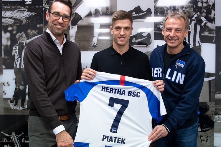 Pemain baru Hertha Berlin, Krzysztof Piatek, saat diperkenalkan