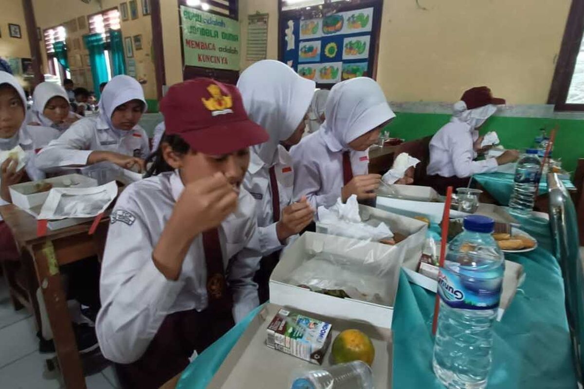 Badan Gizi Nasional (BGN) resmi meluncurkan Program Makan Bergizi Gratis (MBG) pada Senin (6/1/2025) dengan fokus pada anak sekolah di tahap awal. 