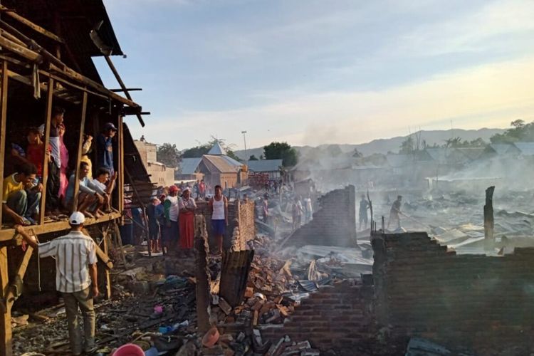 Kondisi puluhan rumah warga di Desa Naru Barat, Kabupaten Bima ludes terbakar