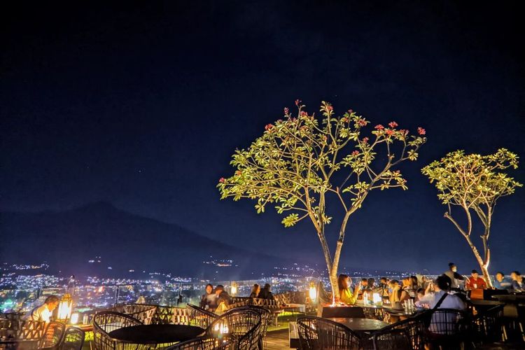 Ilustrasi restoran romantis di Awang-awang Sky Lounge Batu