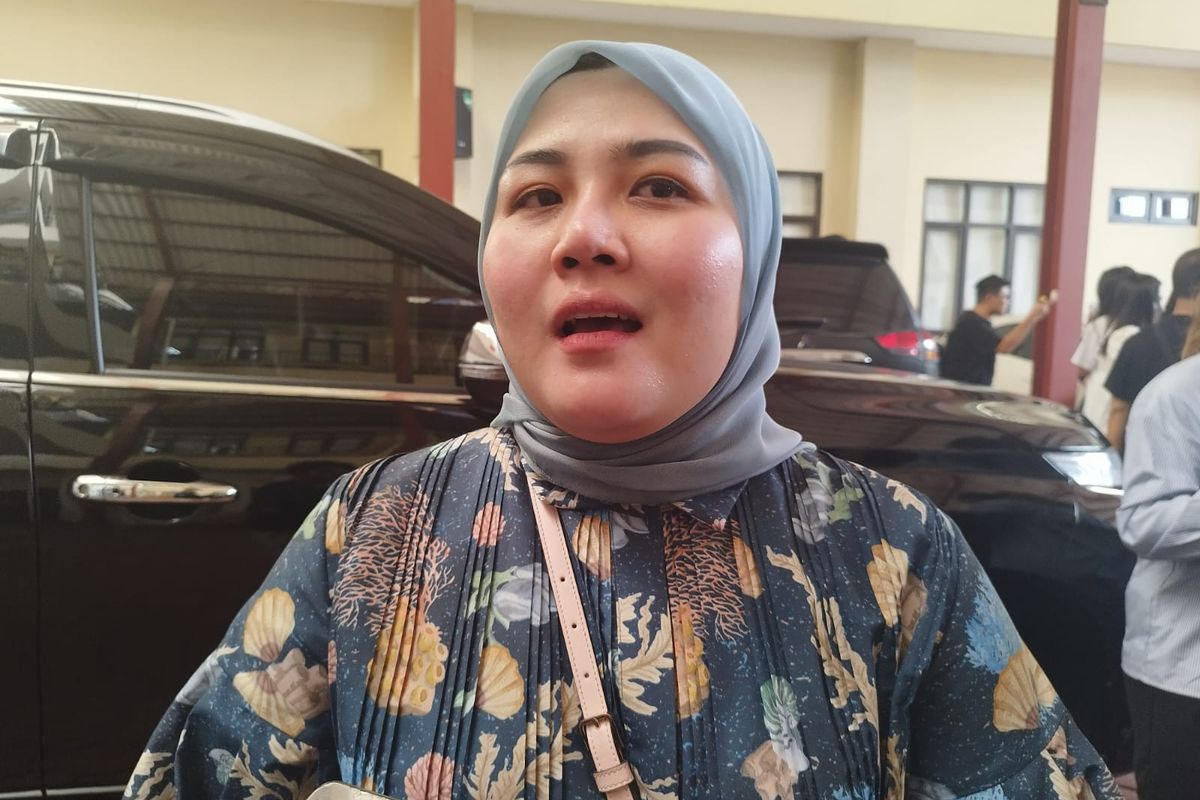 Salah satu korban Ghisca Debora, Reza (30) saat diwawancarai di Mapolres Metro Jakarta Pusat, Senin (20/11/2023). (KOMPAS.com/XENA OLIVIA)