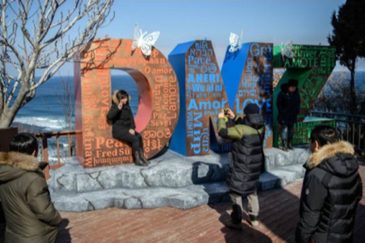 Seorang turis berfoto di Goseong Unification Observatory yang berada di Zona Demiliterisasi Korea.