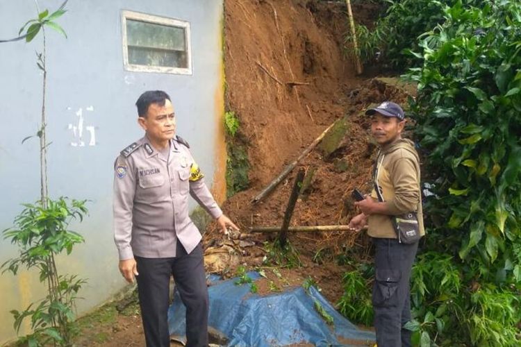 Petugas gabungan melakukan assessment rumah rusak akibat bencana tanah longsor di Puncak Bogor, Jawa Barat, Senin (10/10/2022).