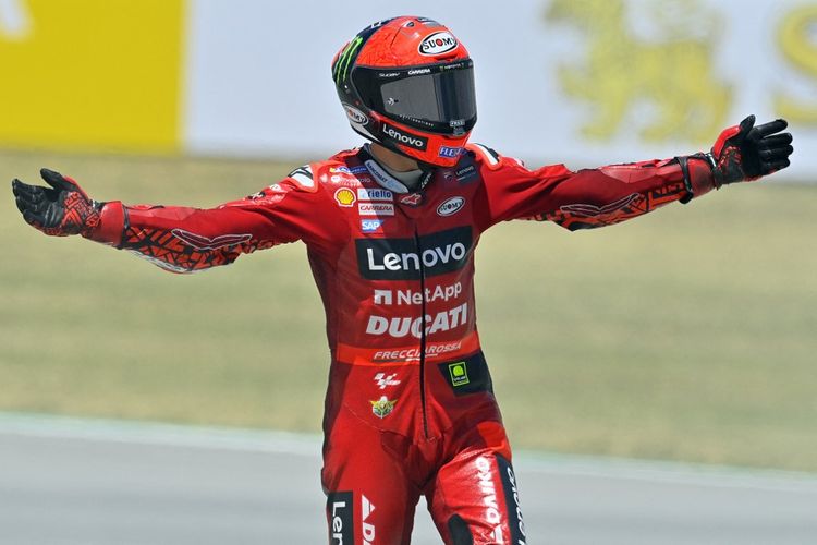 Pebalap Ducati, Francesco Bagnaia, bereaksi setelah mengalami crash di MotoGP Catalunya pada 5 Juni 2022.