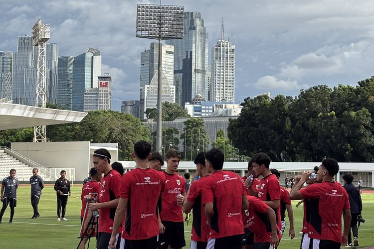 Momen dalam sesi latihan Timnas U22 Indonesia di Stadion Madya, Senayan, Jakarta, Senin (17/11/2025) jelang partai uji coba kedua melawan Mali.