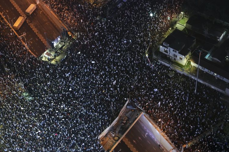 Puluhan ribu pedemo Israel menentang rencana Perdana Menteri Benjamin Netanyahu untuk merombak sistem pengadilan, di Tel Aviv, Sabtu (4/3/2023).